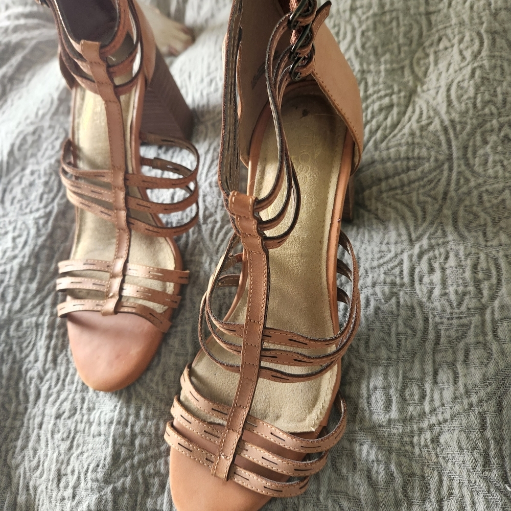 Leather tan heels Aerosoles soze 9.5
